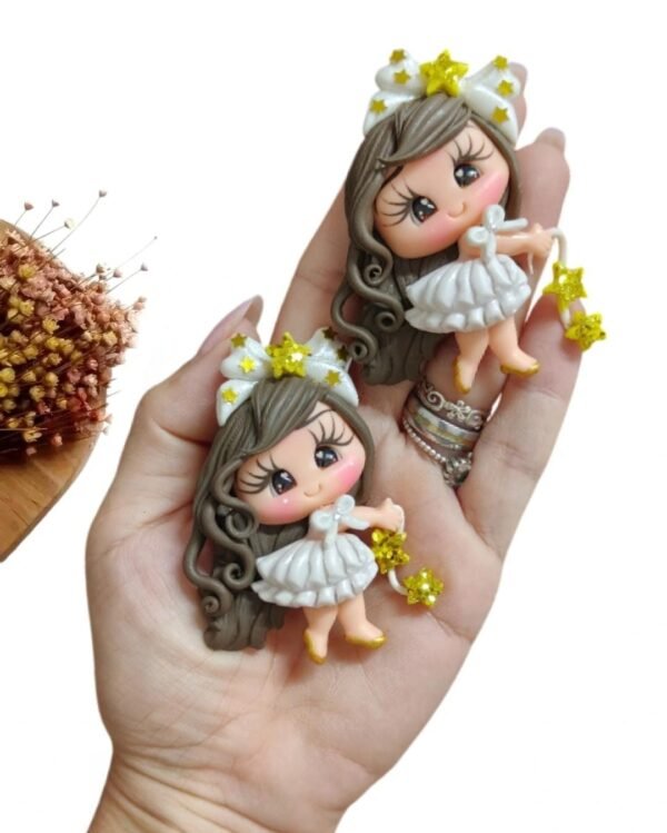 APLIQUE EM BISCUIT MENINA NATALINA ESTRELAS DOURADAS 7,5CM UND