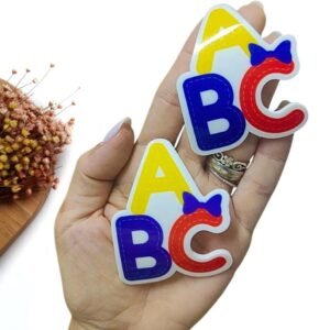 APLIQUE EM ACRÍLICO CURVADO ABC C/ LAÇO 7CM UND