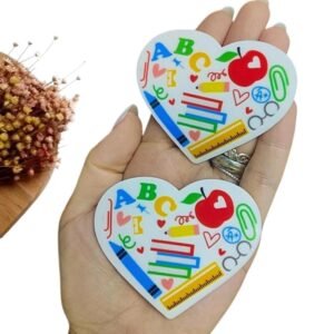 APLIQUE EM ACRÍLICO CURVADO CORAÇÃO ESCOLAR 7CM UND