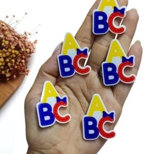 APLIQUE EM ACRÍLICO P/ LAÇO ABC C/ LAÇO 4CM UND