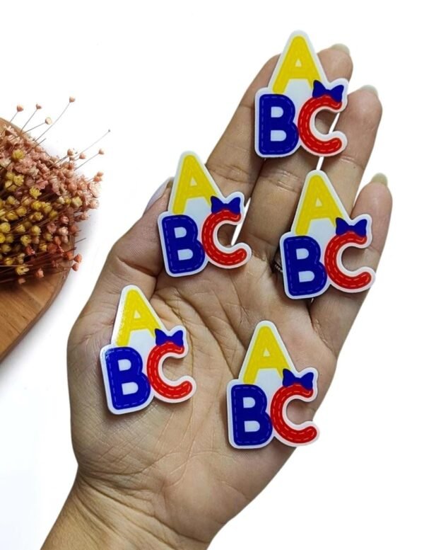 APLIQUE EM ACRÍLICO P/ LAÇO ABC C/ LAÇO 4CM UND