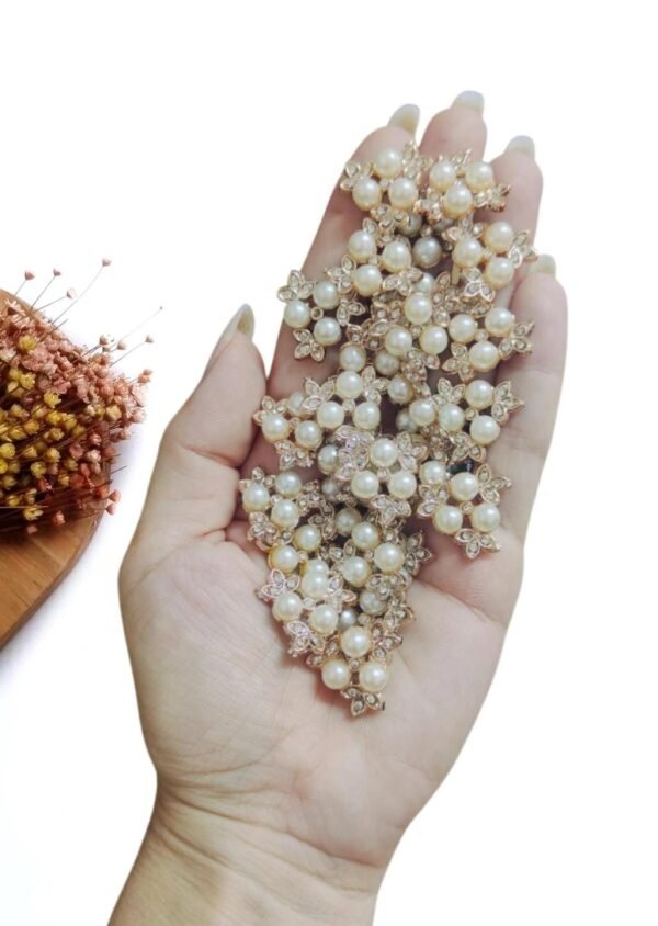 JOIA EM PLÁSTICO FOLHAS E PEROLAS PÉROLA 2,4CM C/ 2 UND