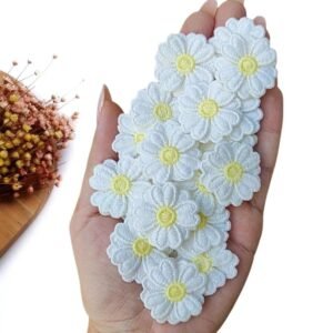 APLIQUE FLOR DUPLA BORDADA BRANCA E MIOLO AMARELO 3CM C/ 2 UND