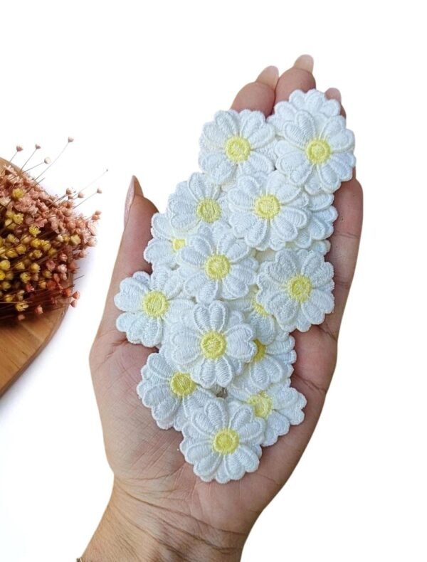 APLIQUE FLOR DUPLA BORDADA BRANCA E MIOLO AMARELO 3CM C/ 2 UND