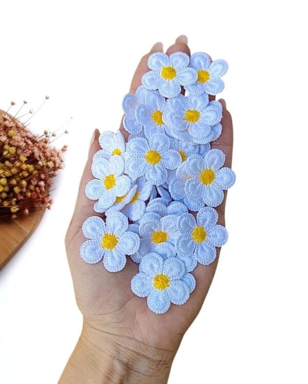 APLIQUE FLOR BORDADA BRANCA E MIOLO AMARELO 3,5CM C/ 2 UND