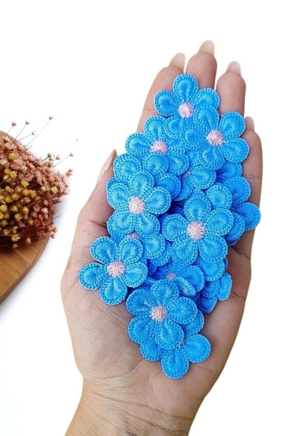 APLIQUE FLOR BORDADA AZUL E MIOLO ROSA 3,5CM C/ 2 UND