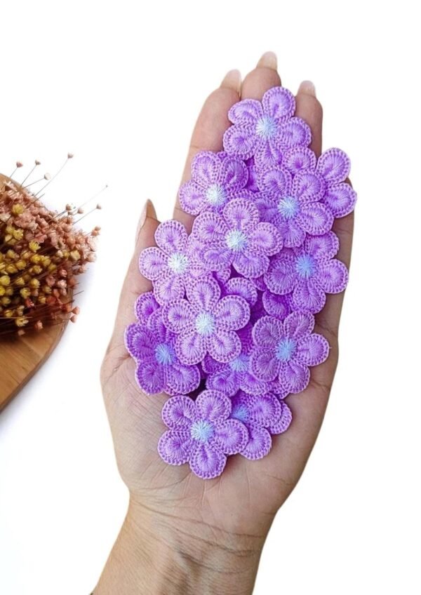 APLIQUE FLOR BORDADA LILAS E MIOLO AMARELO 3,5CM C/ 2 UND
