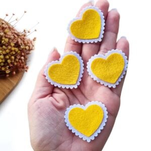 APLIQUE CORAÇÃO AMARELO EM FELTRO BORDA BRANCA 4CM C/ 4 UND