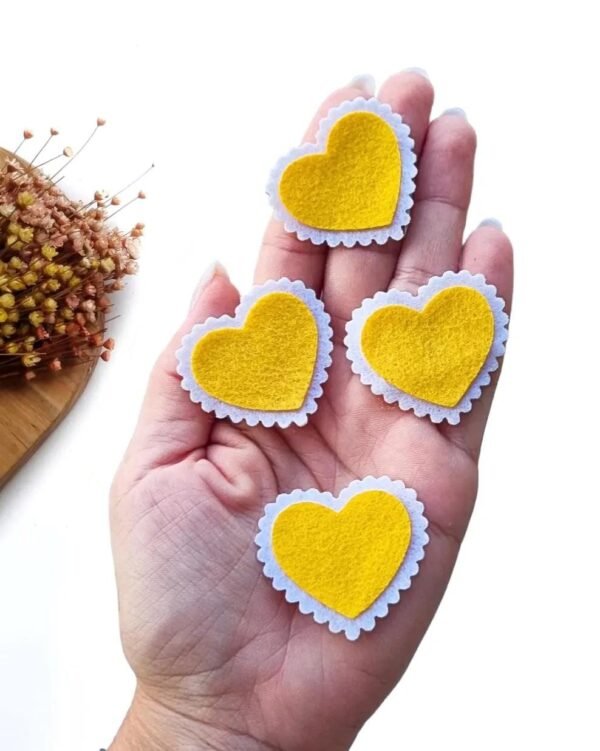 APLIQUE CORAÇÃO AMARELO EM FELTRO BORDA BRANCA 4CM C/ 4 UND