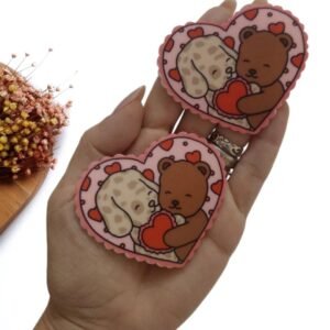 APLIQUE EM ACRÍLICO CURVADO CORAÇÃO BOBBIE GOODS URSINHO E CACHORRINHO COM CORAÇÃO UND