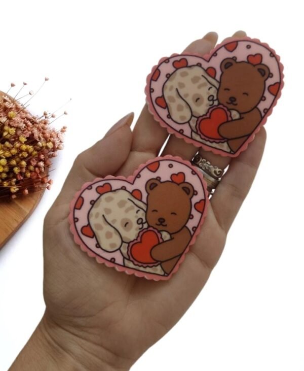 APLIQUE EM ACRÍLICO CURVADO CORAÇÃO BOBBIE GOODS URSINHO E CACHORRINHO COM CORAÇÃO UND