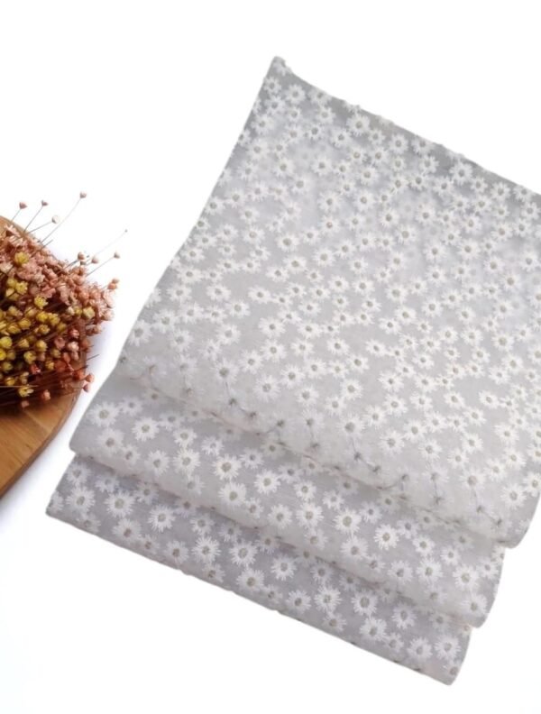 LONITA BRANCA COM FLORES  BORDADAS 25X50 CM UND