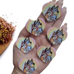 APLIQUE EM ACRÍLICO CORAÇÃO SUBLIMATICO BLUEY & BINGO 4 CM UND