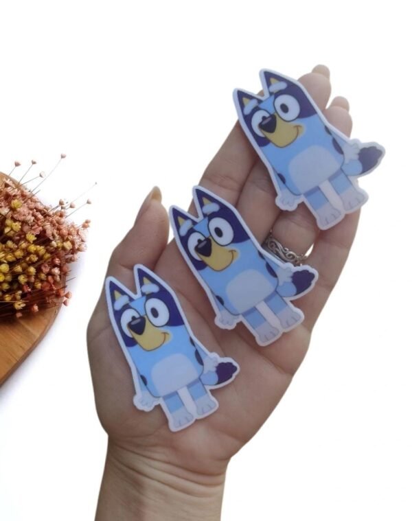 APLIQUE EM ACRÍLICO CURVADO BLUEY 6,6 CM UND