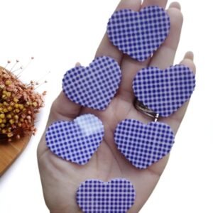 APLIQUE EM ACRÍLICO CORAÇÃO XADREZ LILAS 4 CM UND