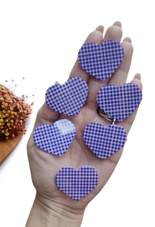 APLIQUE EM ACRÍLICO CORAÇÃO XADREZ LILAS 4 CM UND
