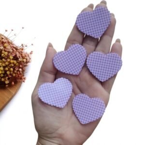 APLIQUE EM ACRÍLICO CORAÇÃO XADREZ LILAS CLARO 4 CM UND