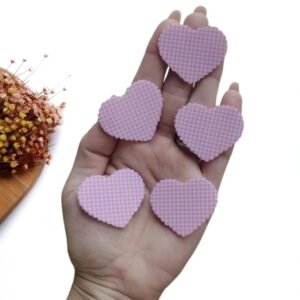 APLIQUE EM ACRÍLICO CORAÇÃO XADREZ ROSA 4 CM UND