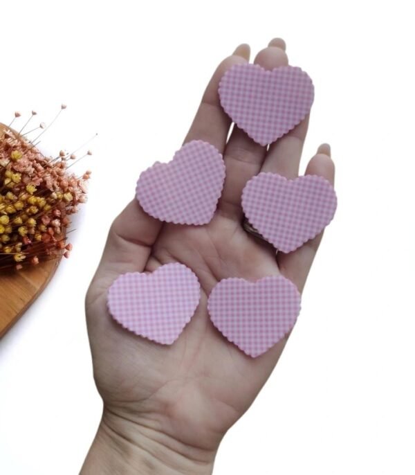 APLIQUE EM ACRÍLICO CORAÇÃO XADREZ ROSA 4 CM UND