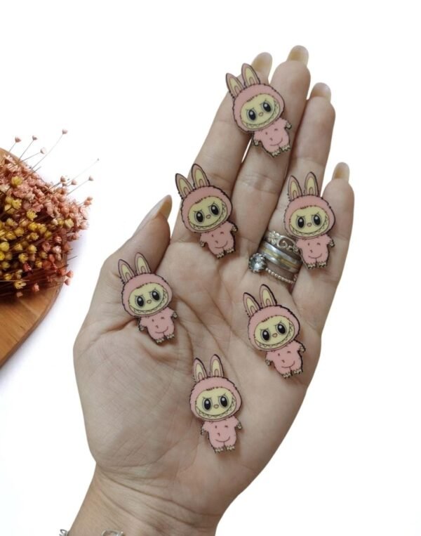 APLIQUE EM ACRÍLICO LABUBU ROSA 3,5 CM UND