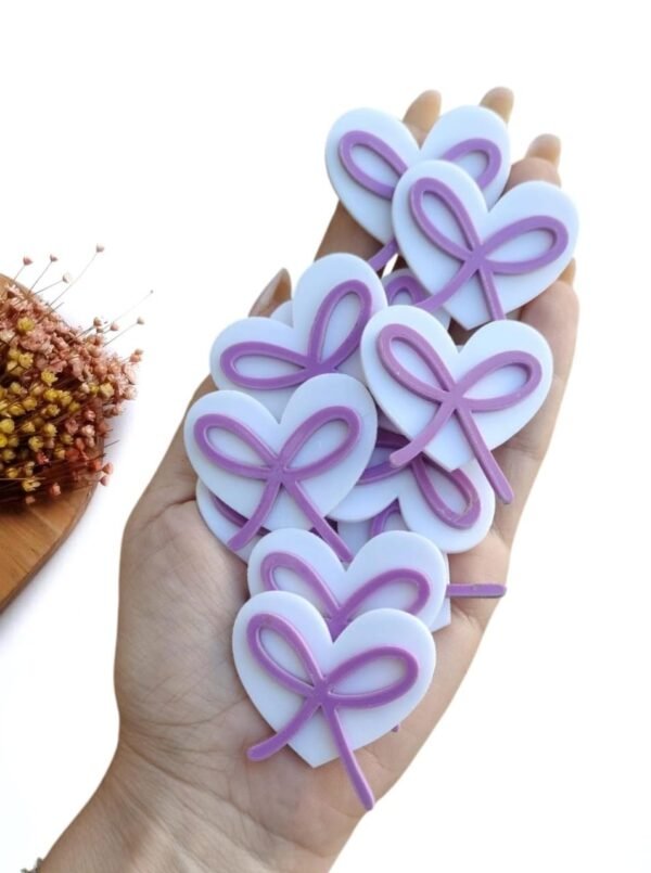 APLIQUE CORAÇÃO EM ACRÍLICO 2D LACINHOS LILAS 4 CM UND