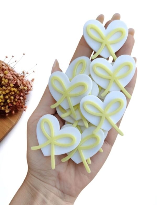 APLIQUE CORAÇÃO EM ACRÍLICO 2D LACINHOS AMARELO 4 CM UND