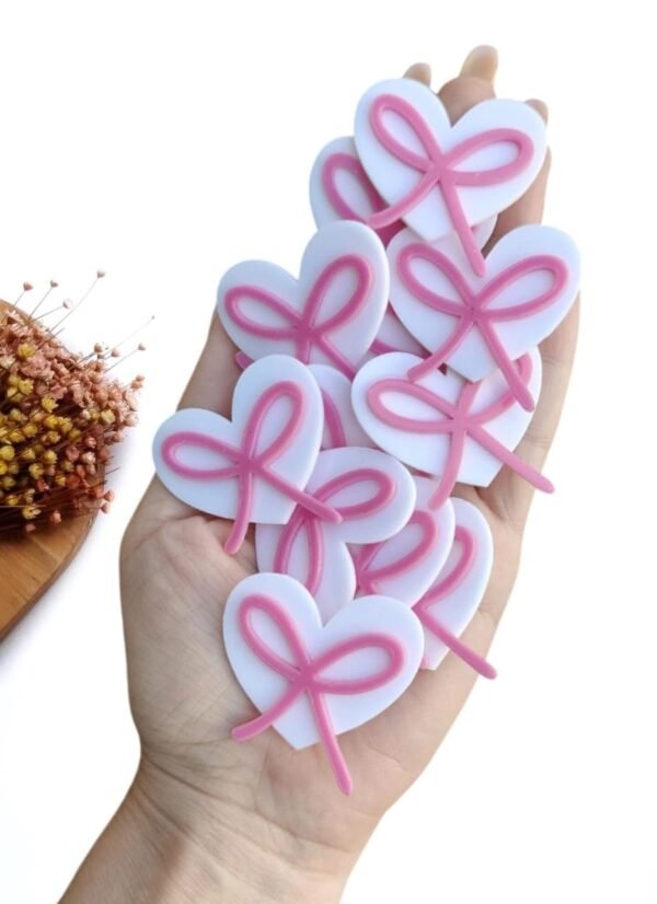 APLIQUE CORAÇÃO EM ACRÍLICO 2D LACINHOS ROSA 4 CM UND