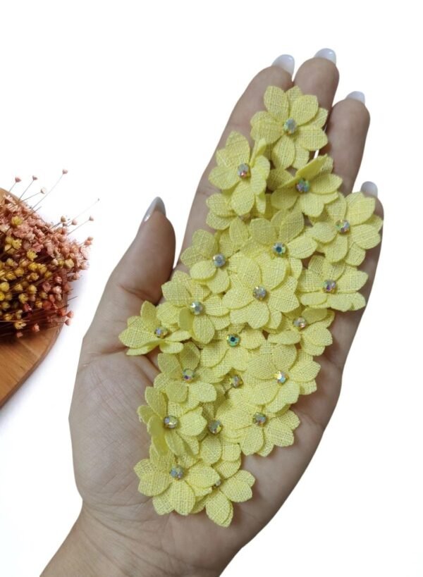 APLIQUE FLOR EM TECIDO LINHO 2,5 CM AMARELO BEBÊ C/ 2 UND