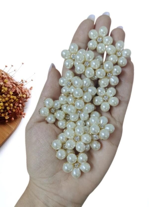 JOIA EM METAL FLOR EM PÉROLAS PEROLADAS 2,3CM UND