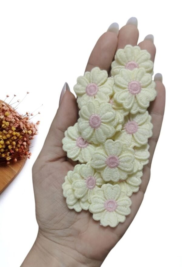 APLIQUE FLOR DUPLA BORDADA AMARELA E MIOLO ROSA 3CM C/ 2 UND