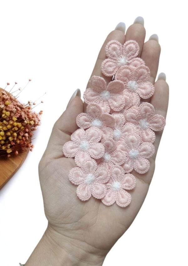 APLIQUE FLOR BORDADA ROSA BEBÉ E MIOLO BRANCO 3CM C/ 2 UND