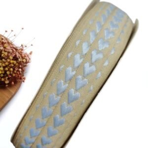 FITA IMPORTADA CORAÇÕES BORDADOS 10MM  AZUL BEBÊ – METRO