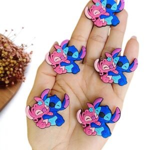 APLIQUE EMBORRACHADO STITH E ANGEL ABRAÇADOS 3,5 CM C/ 2 UND