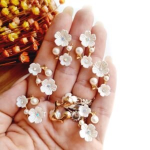 JOIA PARA LAÇOS FLORES COM PÉROLAS 2,3CM UND