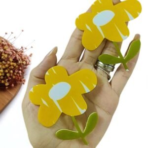 APLIQUE EM ACRÍLICO SUBLIMADO CURVADO FLOR RABISCADA AMARELO 8 CM UND