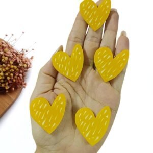 APLIQUE EM ACRÍLICO SUBLIMADO CORAÇÃO RABISCADO AMARELO 4 CM UND