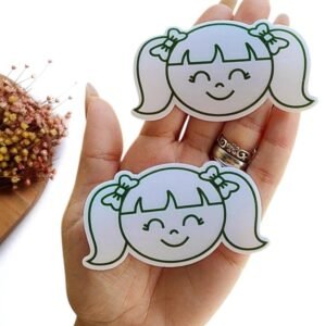 APLIQUE EM ACRÍLICO SUBLIMADO CURVADO MENININHA RABISCADA VERDE 8 CM UND