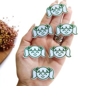 APLIQUE EM ACRÍLICO SUBLIMADO MENININHA RABISCADA VERDE 4 CM UND