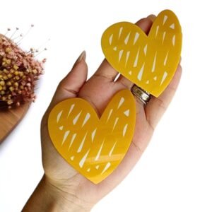 APLIQUE EM ACRÍLICO SUBLIMADO CURVADO CORAÇÃO RABISCADO AMARELO 8 CM UND