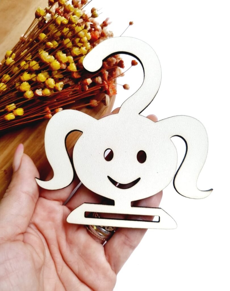 CABIDE MENININHA EM MDF 10X11CM UND