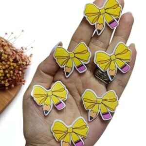 APLIQUE EM ACRÍLICO P/ LAÇO LÁPIS EM FORMA DE LAÇO 4CM UND