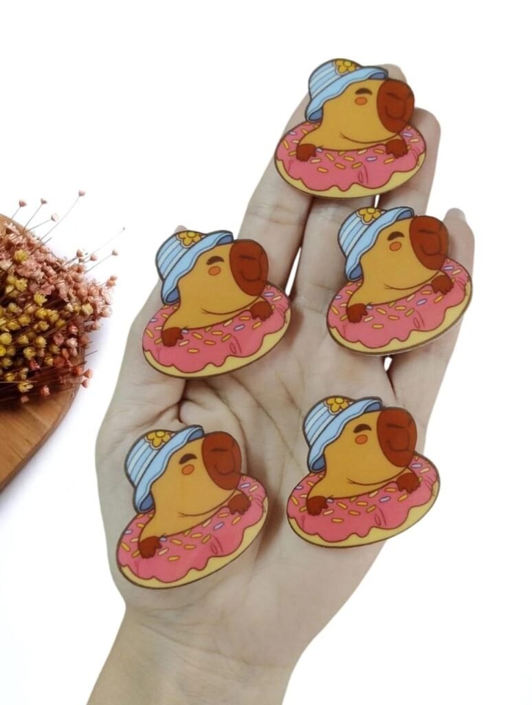 APLIQUE EM ACRÍLICO CAPIVARA NA BÓIA 4 CM UND