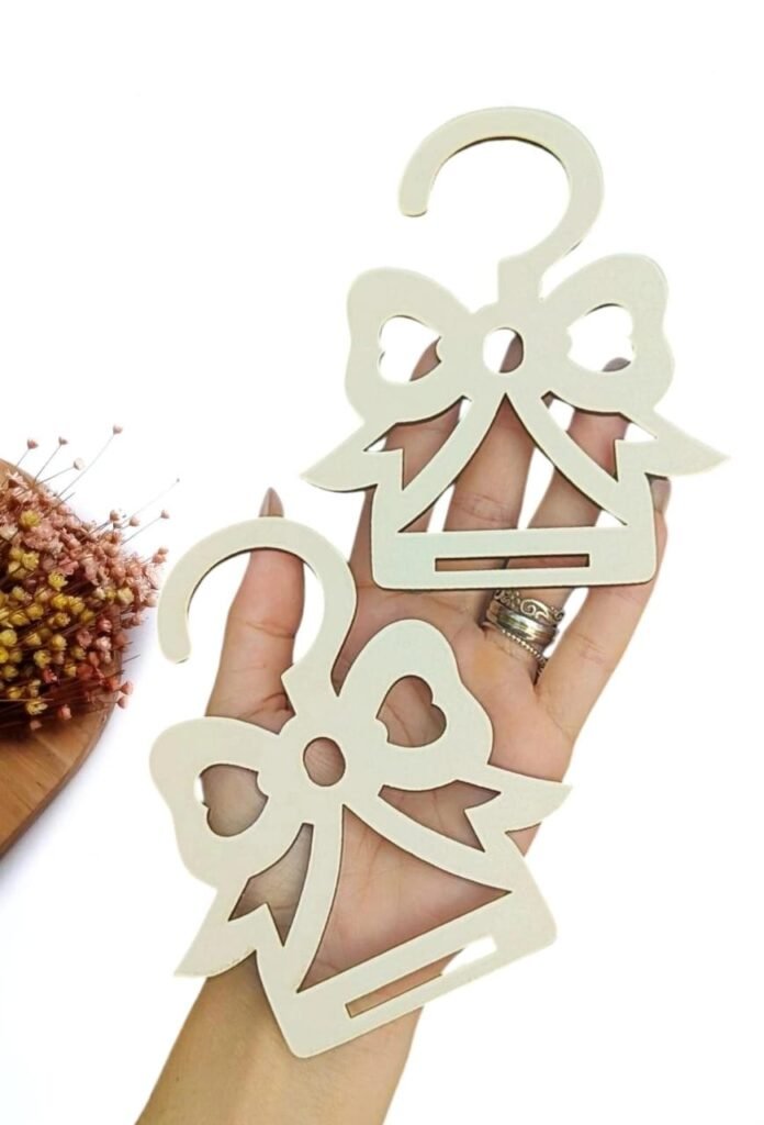 CABIDE FORMATO LAÇO VAZADO EM MDF 10X12,5CM UND