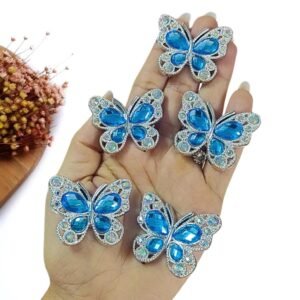 APLIQUE EM PLÁSTICO BORBOLETA COM STRASS AZUL 4 CM UND