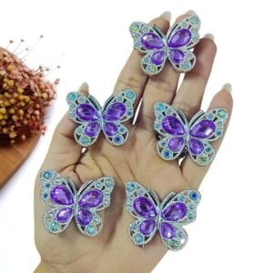 APLIQUE EM PLÁSTICO BORBOLETA COM STRASS LILÁS 4 CM UND