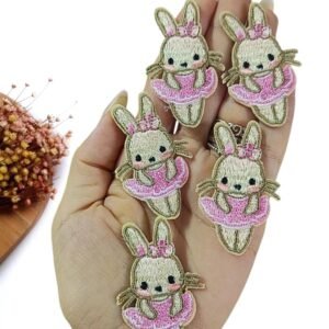 APLIQUE COELHINHO BORDADO C/ VESTIDO ROSA 5,5 CM C/ 2 UND