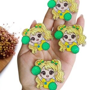 APLIQUE EM ACRÍLICO SUBLIMADO MENININHA MASCOTE DA COPA C/ POMPOM VERDE 4 CM UND