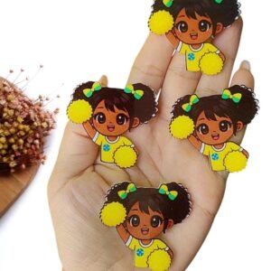 APLIQUE EM ACRÍLICO SUBLIMADO MENININHA MASCOTE DA COPA C/ POMPOM AMARELO 4 CM UND