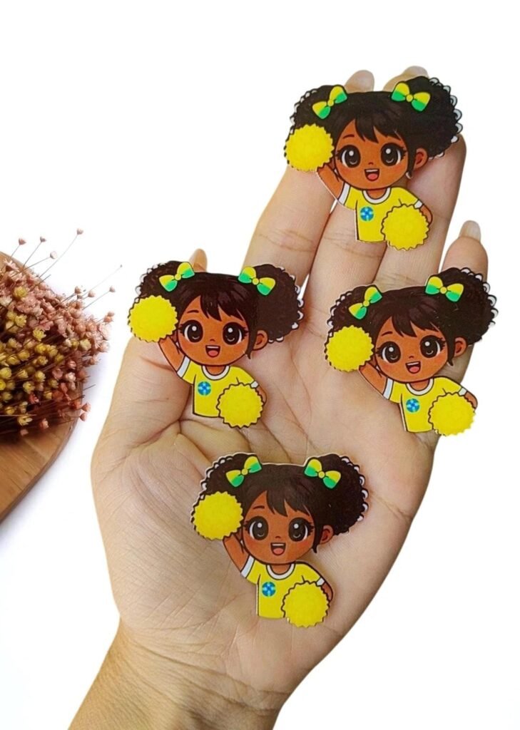 APLIQUE EM ACRÍLICO SUBLIMADO MENININHA MASCOTE DA COPA C/ POMPOM AMARELO 4 CM UND
