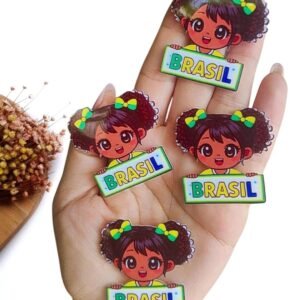 APLIQUE EM ACRÍLICO SUBLIMADO MENININHA MASCOTE MORENA BRASIL 4 CM UND